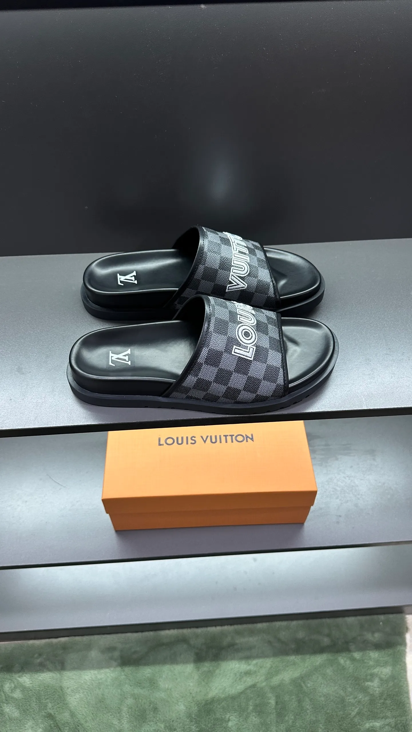 [L Home] P: 300💰Size: 38-45 Top purchasing lv men's summer slippers, classic presbyopia with soft real leather lining, unique color splicing effect, distinctive personality, fashionable and trendy essential style, light and comfortable. Lightweight and tough rubber insole, micro ridged foam outsole, super comfortable!